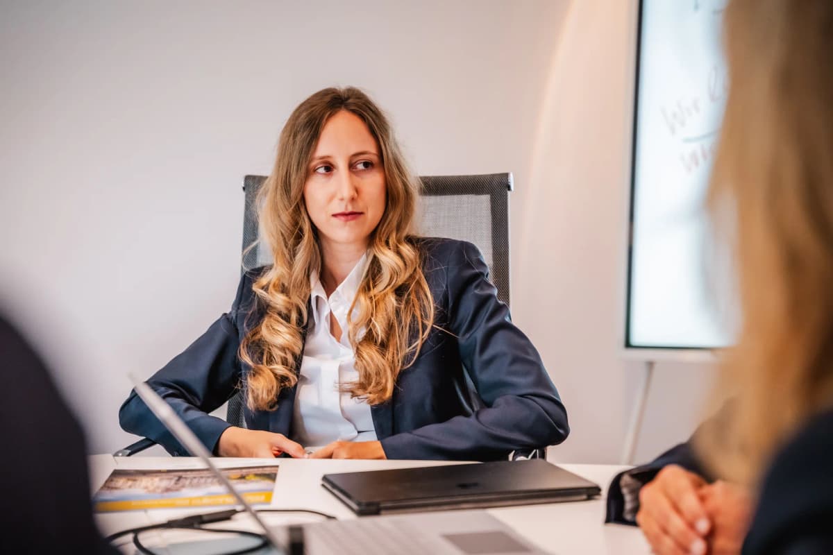 Fokussierte Finanzberatung am Schreibtisch – Money Guide Reutlingen